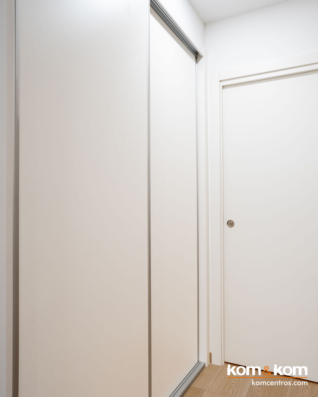 armarios a medida con puertas correderas blancos para apartamentos tur&iacute;sticos